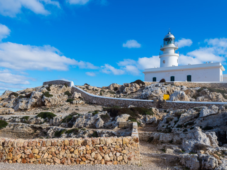 Faro de Cavallería y su Cueva Secreta: Aventura entre Acantilados Dramáticos