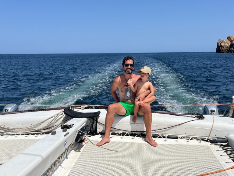 Planes imprescindibles en Menorca con niños (¡más allá del cubo y la pala!)